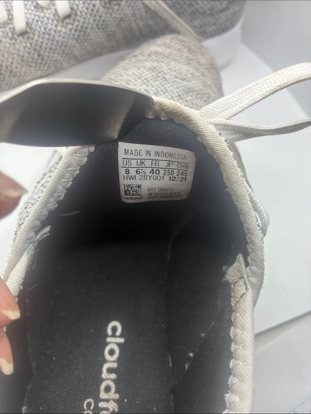 ADIDAS WOMENS RUNNING SHOE/ COMFORT FIT/ SLIDE ON/ LACE FRONT DESIGN /. SIZE 8